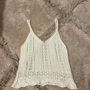 Vit stickad linnetopp från Only - Säljer en söt vit stickad linnetopp från Only. Supersöt och knappt använd 