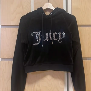 Svart hoodie från Juicy Couture - Jätte snygg och är som helt ny!