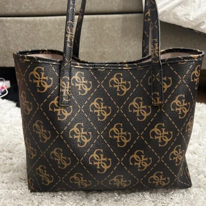 Guess Handväska - Guess Handväska sälan använd och inga skador