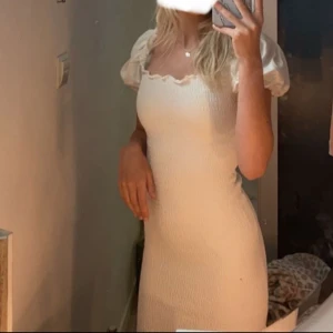 Vit klänning med puffärmar - Säljer en söt vit klänning med puffiga kortärmar och smockdetaljer. Perfekt för sommarens alla tillfällen. Från Biktok!💘