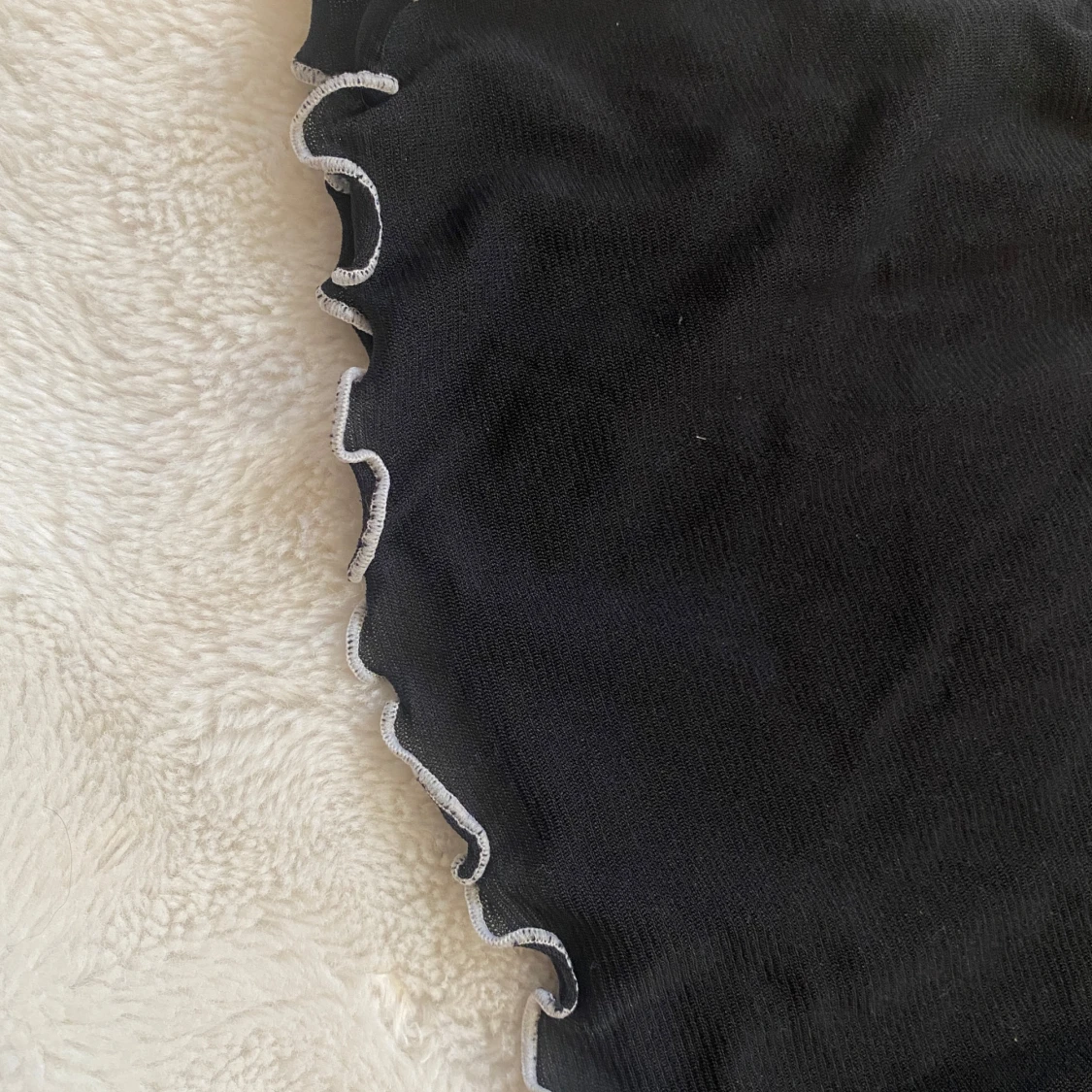 Svart linne med spetsdetaljer - 2