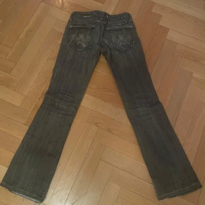 Miss Me jeans - Snygga grå jeans från Miss Me med broderade detaljer på bakfickorna. Knappen är borta, därav priset. Går dock enkelt att fixa hos en skräddare!!!