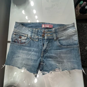 jeansshorts från &star - snygga lågmidjade jeansshorts från &star, säljer pga försmå. de har söta broderade fjärilar på ena bakfickan. 💓köpt på plick sen innan, perfekt till sommarn🫰🫰
