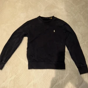 Marine Blå Ralph Lauren Sweater - Används aldrig, storlek Xs i marinblå färg, ej sönder