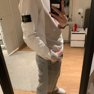 Vit tröja ifrån Stone Island - Säljer denna tvärfeta sweatshirten ifrån Stone island som med sin stilrena design hovar in brudarna. 😻Färgen är vit/beige och sitter i storlek S perfekt på någon som är mellan 180-185. Modellen på bilden är 183 cm lång. Pris kan alltid diskuteras Nypris: 1999kr