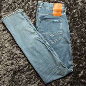 Blå jeans från Replay Hyperflex - Snygga blå jeans från Replay Hyperflex med klassisk femficksdesign och ljus tvätt. Bra skick. 8/10 funderingar Skriv till mig i dm. 