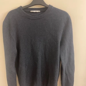 Mörkblå tröja John Henric  - Tunnare tröja från John Henric i storlek M. Har en liten defekt i nacken.