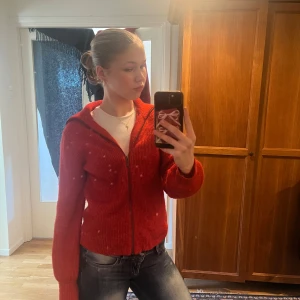 Röd stickad kofta från MSCH - Säljer en snygg röd stickad kofta från MSCH. Koftan har en dragkedja framtill och långa ärmar. Perfekt för att hålla sig varm och stilren under kyligare dagar. Passar bra till både jeans och kjol. 🧶köpte koftan från Köpenhamn för förra året💕❤️priset kan diskuteras🥰