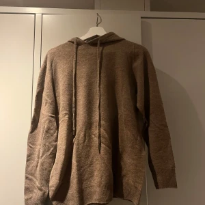 Brun hoodie - Säljer en helt ny merinoull Hoodie 