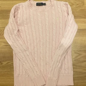 Rosa stickad tröja från Ralph Lauren - Säljer en söt rosa stickad tröja från Ralph Lauren i storlek xs. 💖