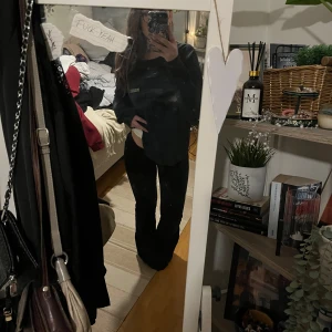 Mörkblå tröja  - Säljer en mörkblå tröja från Iconic Sport med texten 'Brooklyn' tryckt på bröstet. Tröjan har långa ärmar och en rund halsringning. Perfekt för en avslappnad stil. Skriv vid frågor💗