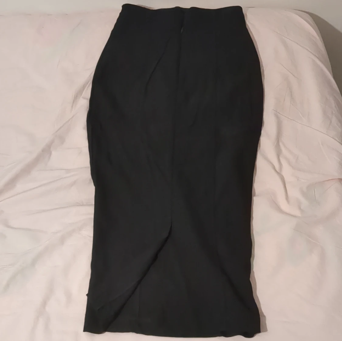 Svart kjol med knappar från Unique Vintage - 3