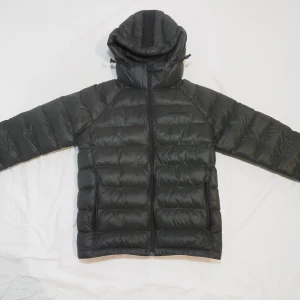 Mörkgrön dunjacka från Peak Performance - Säljer en mörkgrön dunjacka från Peak Performance med huva och dragkedja. Jackan har en quiltad design och är perfekt för kyligare väder. Den är långärmad och har en stilren look. Den är nästan helt ny men använd ett par gånger men har dessvärre två små hål på höger armen. Jackan beställde jag på peakperformance.se för 2100 kr men jag säljer den för endast 399kr delvis pga av de två små hålen. Den är i storlek 160 cm och är perfekt när det är extra kyligt ute! Pris kan diskuteras‼️ha en fin dag!