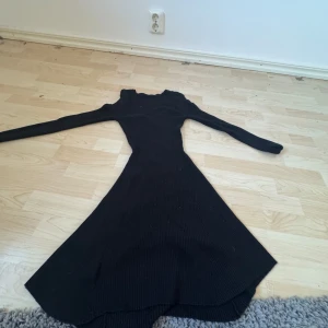 Svart långklänning från Esmara - Snygg svart långklänning från Esmara i ett stickat material. Klänningen har långa ärmar och en elegant passform som passar perfekt för kyligare dagar. Perfekt för dig som vill ha en stilren look.