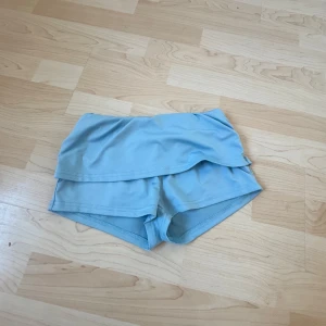 Ljusblå shorts från Shein - Snygga ljusblå shorts från Shein med en unik omlott-design. Perfekta för varma sommardagar. De är tillverkade i ett mjukt och bekvämt material som ger en skön passform.