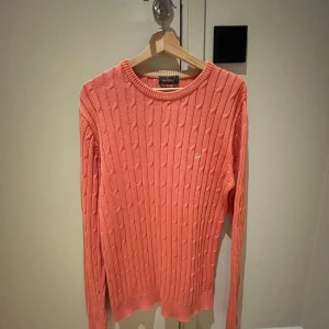 Morris tröja!🍾 - Säljer en snygg rosa stickad tröja från Morris. Tröjan har ett klassiskt kabelstickat mönster och långa ärmar. Perfekt för en stilren look. Skriv vid minsta lilla!👍🏼