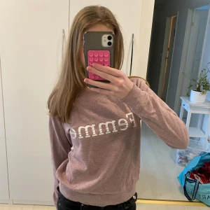 Rosa tröja - Säljer en rosa tröja med texten ”Femme” 🥰