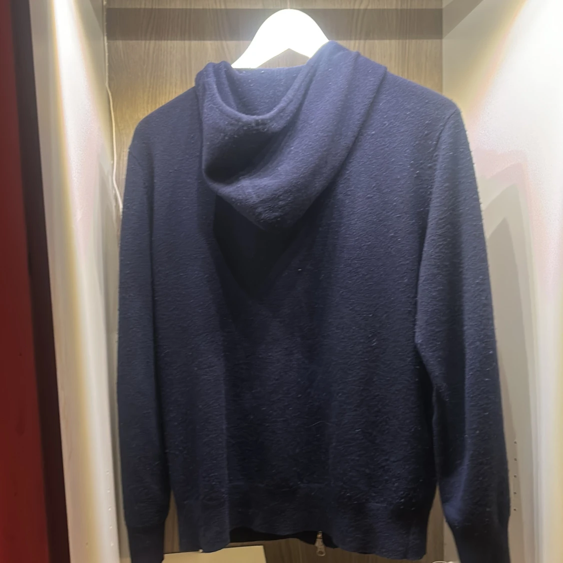 Mörkblå kashmir hoodie från Sayless - 2