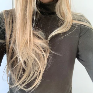 Jättefin grön turtleneck tröja 💚  - Jätte söt tröja - säljer då den inte kommer till användning! Säljer denna ursnygga mörkgröna turtleneck tröja med tight passform! 🌸 Tröjan har knappt används men har en defekt vid armhålan (se bild). Köparen står för frakten ❤️Märke: Lindex, stolek: Xs-S