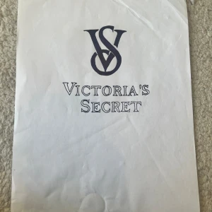 Poster med Victoria’s Secret motiv - Jättefin Victoria’s Secret poster. Postern är lite skrynklig men det tänker man inte på och jag kan säkert pressa den så att det försvinner om du vill det. Ungefär A4 mått men klippt på sidorna så att de ska få plats i ramen. En ram kvar så det är först till kvarn. Om du vill ha en ram, blir det +25 kr. 