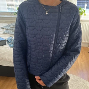 Mörkblå quiltad jacka från Ril's - Mörkblå quiltad jacka från Ril's. Jättesnygg vårjacka. Passar XS, S och M.