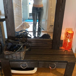 Low waist boot cut blå jeans med slitningar - Snygga blå jeans med en klassisk look och slitningar för en trendig touch. De är högmidjade och har en bootcut passform som ger en avslappnad stil. Perfekta för en casual outfit.