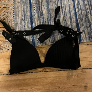Svart bikiniöverdel från Tezenis - Så snygg lite alternativ bikini topp. Jag vet inte storlek men jag hade den när jag hade bh storlek 75 b ungefär så har du runt där kommer den passa finfint tror jag. 