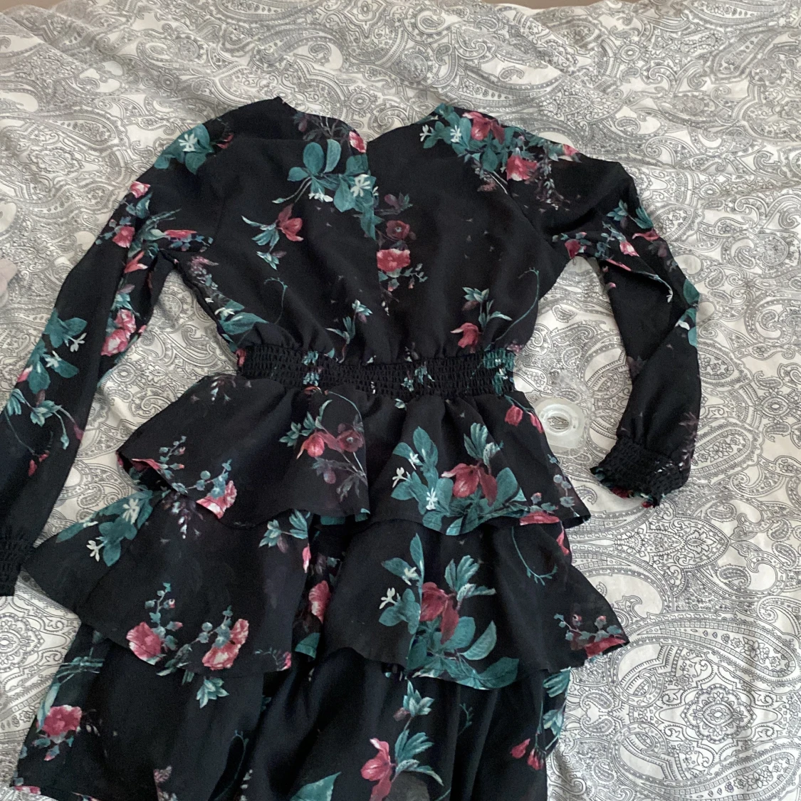 Blommig klänning med volanger - 2