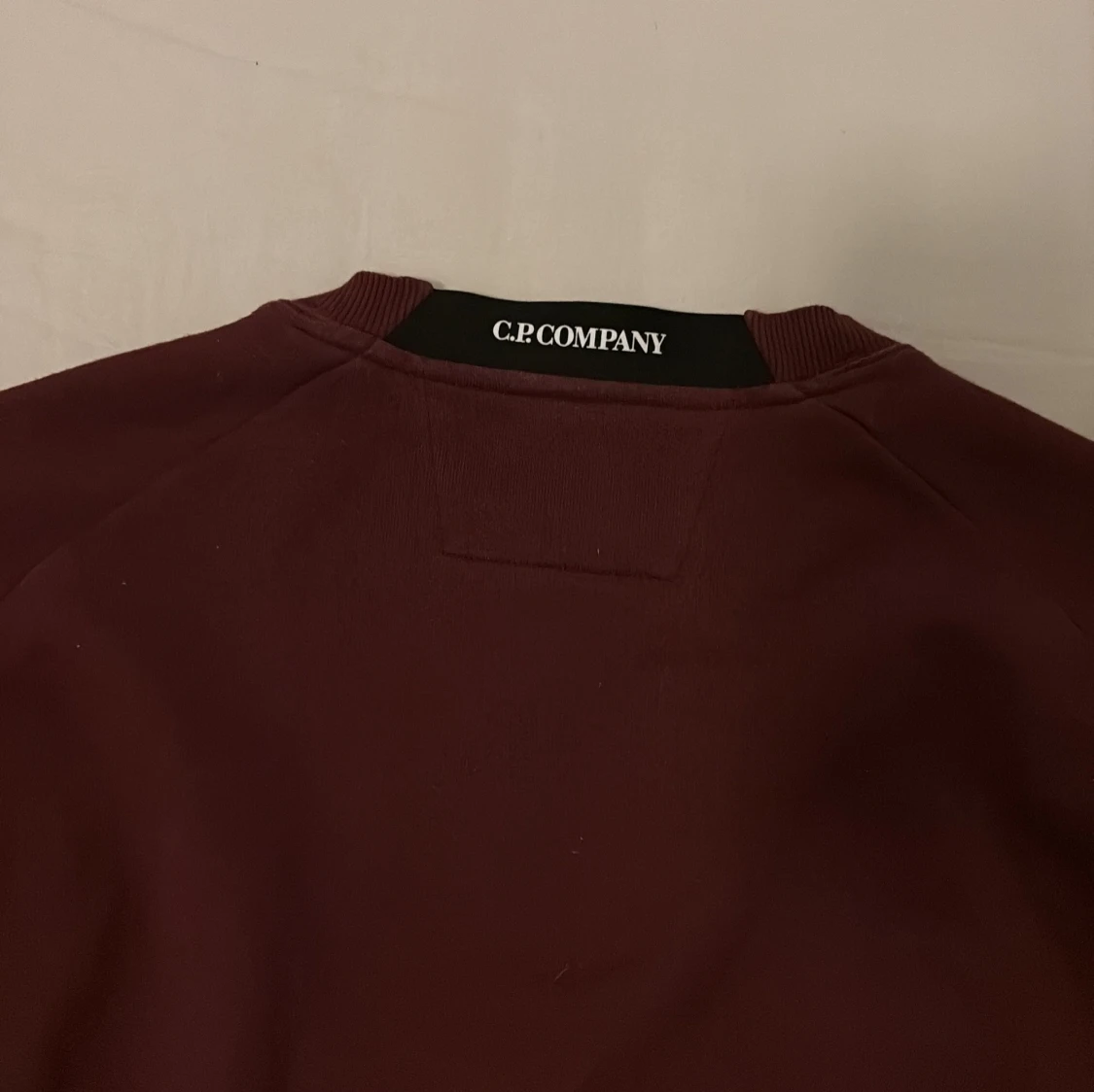 Vinröd tröja från C.P. Company - 2