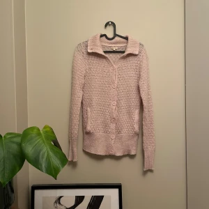Stickad kofta - Säljer denna ljusrosa stickade koftan från bikbok i storlek s kontakta gärna vid frågor och funderingar😊
