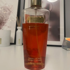 Victoria's Secret mist - Säljer en flaska Midnight Dare Fragrance Mist från Victoria's Secret. Doften kombinerar hallon och sandelträ, och formulan är berikad med aloe vera och kamomill för en uppfriskande känsla. Flaskan rymmer 250 ml och har en elegant design med gyllene detaljer. Har använt lite så ungefär 200 ml kvar. Köpte den förra sommaren i Marbella för ca 14,85€ (165kr i svensk form).