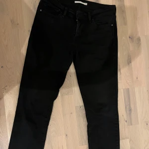Svarta slim jeans från levis - Snygga svarta slim jeans med en klassisk design. De är slim fit de är 29/32 i storleken. Jag är 175 som referens. Det är bara skriva för mer bilder eller frågor