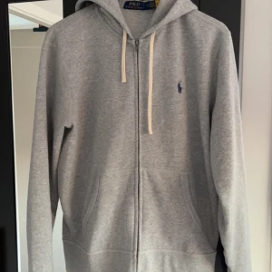 Polo Ralph lauren tröja - Hej. Säljer denna snygga polo Ralph lauren zip tröja. Skick 9,5/10 använd 3 ggr max men absolut inget man märker. Storlek M , Ny pris 2229kr mitt pris 1259kr. Hör av dig vid frågor. 