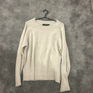 Vit stickad tröja  - Den är vit stickad från vero Moda. Säljer för den aldrig kommer till användning. Den är i storlek s.  Den är använd några fåtal gånger. Frakten ingår i priset 