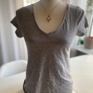 Basic t-shirt - Basic XS grå tröja från Kappahl. Bra skick, köp den gärna med som bundle för ett billigare pris🩷🩷