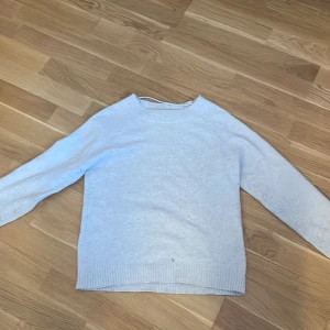 Vit stickad tröja från Vero Moda - Mysig vit stickad tröja från Vero Moda. Perfekt för kyliga dagar med sin mjuka och bekväma passform. Tröjan har långa ärmar och ribbade kanter vid hals och ärmslut.