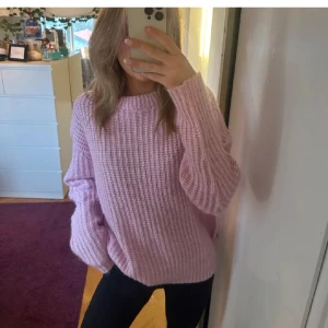 stickad tröja - rosa sticksd tröja från lager 157🩷