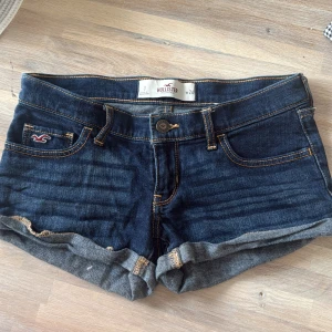 Mörkblå jeansshorts från Hollister - Säljer dessa snygga mörkblå jeansshorts från Hollister som är lågmidjade. Storlek w 24😊