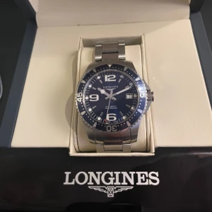Longines Hydroconquest - 39mm, box och papper medföljs. För mer info, skriv privat! Söker runt 9000 för klockan. Obs! Inte kvartz modell, den är automatisk - därav priset.