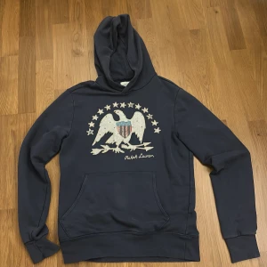 Mörkblå hoodie från Ralph Lauren - Säljer min Ralph lauren hoodie för att den är för liten. Pris kan diskuteras vid snabb affär.