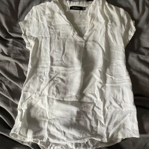 Vit blus  - Vit blus som inte kommer till användning. Ber om ursäkt för att den är såpass skrynklig men det är inga fel på den alls.