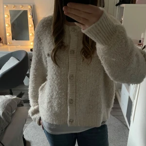 Ljusrosa fluffig kofta med knappar HM - Jättefin mysig ljusrosa kofta med knappar framtill. Den är väldigt mjuk och fluffig. Säljer då den inte kommer till användning.