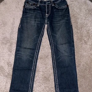 True Religion Billy Super T Jeans - Snygga True Religion Billy Super T jeans i mörkblå färg. Skriv om funderingar.