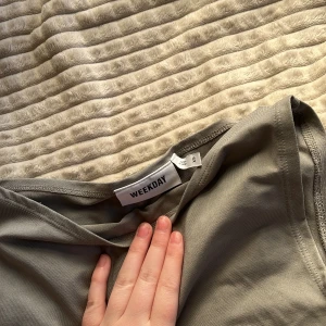 Grå ärmlös topp från Weekday - Säljer en stilren grå ärmlös topp från Weekday. Perfekt för en minimalistisk look. Toppen är i ett mjukt och bekvämt material som passar till många olika outfits. Hör dig vid intresse!💞☺️