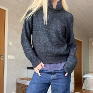 Mörkblå/Svart tröja från Gestuz - Säljer en mörkblå/svart tröja från Gestuz. Perfekt för våren då den inte är så varm. Inte använd ofta!