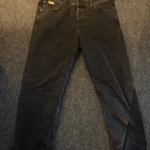Svarta baggy jeans från Jack & Jones (helt oanvänd) - Säljer ett par svarta baggy jeans från Jack & Jones. Modellen heter Baggy/Eddie och har breda knän. Perfekta för en avslappnad stil. storlek W36 L32. helt oanvända med lapp kvar då de inte passade mig. Nypris: 500 kr