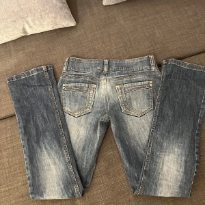 Blåa jeans - Innerbenslägnd 83cm. Midja/höft 78cm