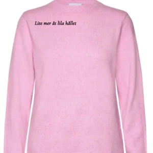 Ljusrosa tröja från Vero Moda - Säljer en ljusrosa tröja från Vero Moda. Tröjan har en enkel design med långa ärmar och rund halsringning. Perfekt för en stilren och bekväm look.