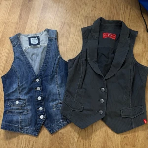 Västar - Två fina västar som inte kommer till användning! 60 för båda eller 40kr för en.🥰