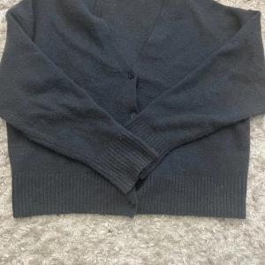 Kofta - Så fin kofta från Zara i en gråblå färg! Lite nopprig men annars jättefin💓Säljer då den inte används. Pris går att diskutera!